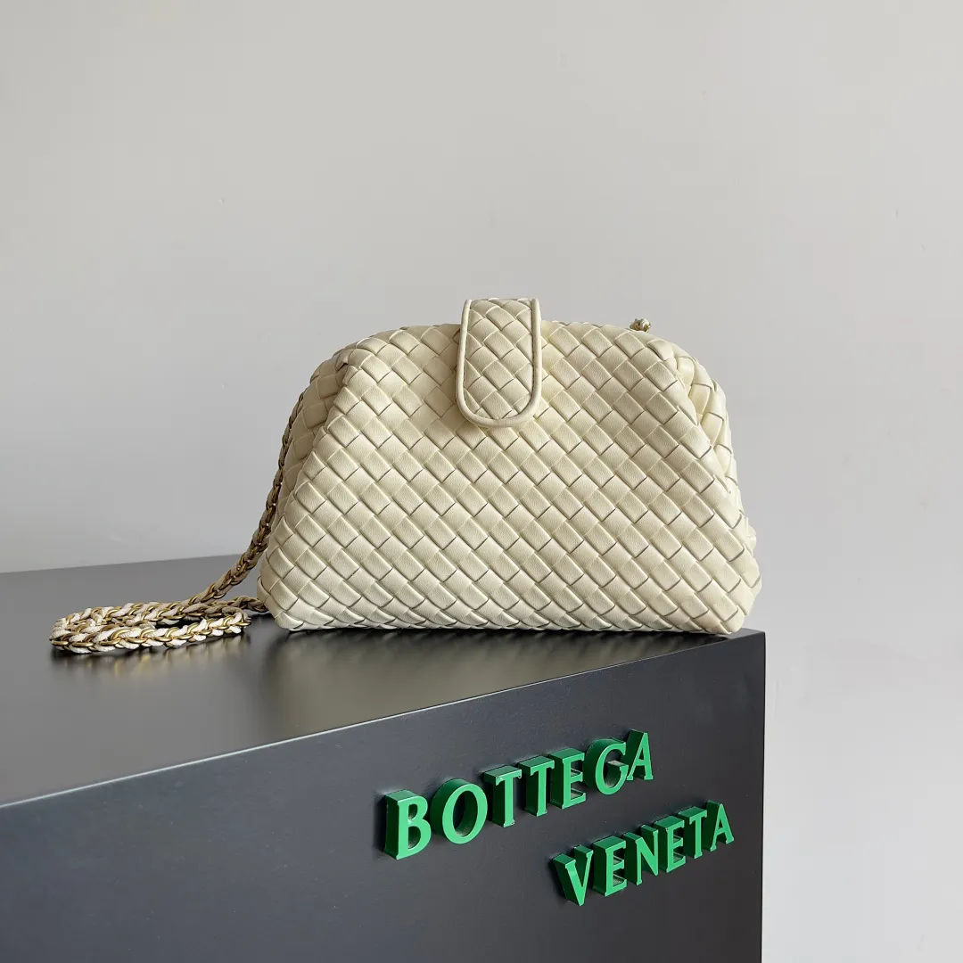 Batch 1880 BOTTEGA VENETA LAUREN 1980 small clutch bag is new! The small size that many people squat on is finally here. The self-adjustable zipper is a highlight of this bag. After being removed, it can be used as a handbag for important occasions. One bag unlocks two carrying methods at the same time. It is practical and has a unique sense of structure and beautiful lines. It is more elegant than a small cloud. It is a tribute to the classics and the pursuit of modernity. Style number: 804038 Size: 27*15*8cm